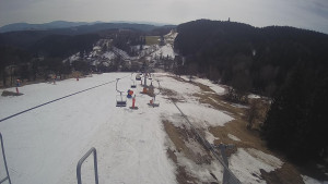 Snow park Paprsek - Lanovka - pohled dolů - 19.3.2023 v 12:50