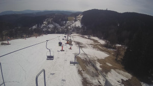 Snow park Paprsek - Lanovka - pohled dolů - 19.3.2023 v 13:00