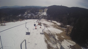 Snow park Paprsek - Lanovka - pohled dolů - 19.3.2023 v 13:10