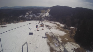 Snow park Paprsek - Lanovka - pohled dolů - 19.3.2023 v 13:20