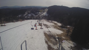 Snow park Paprsek - Lanovka - pohled dolů - 19.3.2023 v 14:05