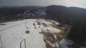 Snow park Paprsek - Lanovka - pohled dolů - 19.3.2023 v 15:25