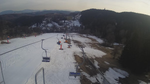 Snow park Paprsek - Lanovka - pohled dolů - 19.3.2023 v 16:50