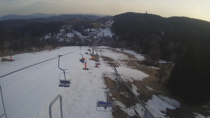 Snow park Paprsek - Lanovka - pohled dolů - 19.3.2023 v 17:10