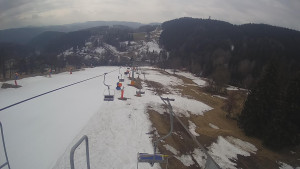 Snow park Paprsek - Lanovka - pohled dolů - 20.3.2023 v 10:05
