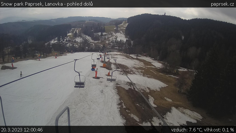 Snow park Paprsek - Lanovka - pohled dolů - 20.3.2023 v 12:00