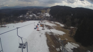 Snow park Paprsek - Lanovka - pohled dolů - 20.3.2023 v 14:05