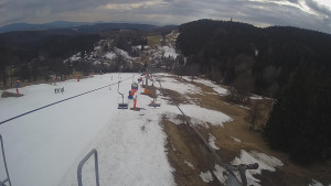 Snow park Paprsek - Lanovka - pohled dolů - 20.3.2023 v 14:55