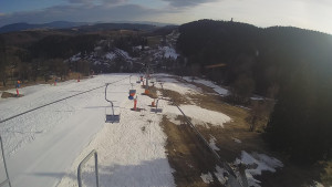 Snow park Paprsek - Lanovka - pohled dolů - 20.3.2023 v 16:35
