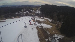 Snow park Paprsek - Lanovka - pohled dolů - 20.3.2023 v 17:25