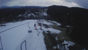Snow park Paprsek - Lanovka - pohled dolů - 20.3.2023 v 18:20