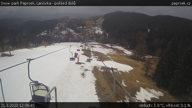 Snow park Paprsek - Lanovka - pohled dolů - 21.3.2023 v 12:00
