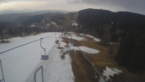 Snow park Paprsek - Lanovka - pohled dolů - 22.3.2023 v 07:15
