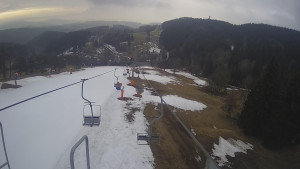 Snow park Paprsek - Lanovka - pohled dolů - 22.3.2023 v 07:20