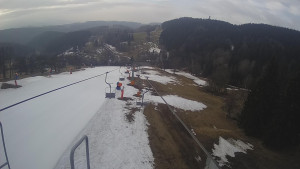 Snow park Paprsek - Lanovka - pohled dolů - 22.3.2023 v 08:15