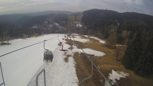 Snow park Paprsek - Lanovka - pohled dolů - 22.3.2023 v 08:20