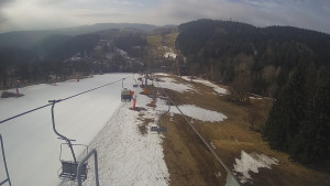 Snow park Paprsek - Lanovka - pohled dolů - 22.3.2023 v 08:45