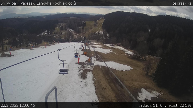 Snow park Paprsek - Lanovka - pohled dolů - 22.3.2023 v 12:00