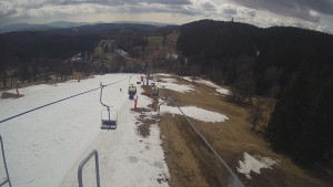 Snow park Paprsek - Lanovka - pohled dolů - 22.3.2023 v 12:05