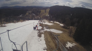 Snow park Paprsek - Lanovka - pohled dolů - 22.3.2023 v 13:05