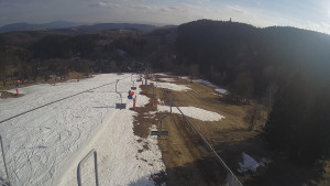 Snow park Paprsek - Lanovka - pohled dolů - 22.3.2023 v 16:15