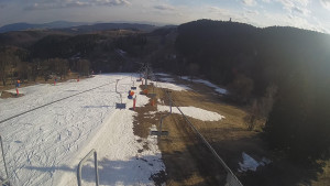 Snow park Paprsek - Lanovka - pohled dolů - 22.3.2023 v 16:40