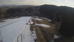 Snow park Paprsek - Lanovka - pohled dolů - 22.3.2023 v 16:50