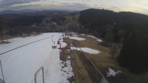 Snow park Paprsek - Lanovka - pohled dolů - 22.3.2023 v 17:30
