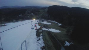 Snow park Paprsek - Lanovka - pohled dolů - 22.3.2023 v 18:30