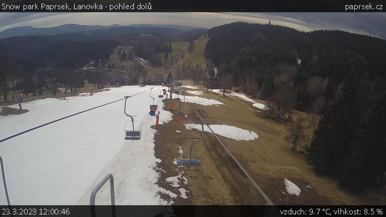 Snow park Paprsek - Lanovka - pohled dolů - 23.3.2023 v 12:00