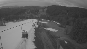 Snow park Paprsek - Lanovka - pohled dolů - 24.3.2023 v 05:30