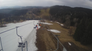 Snow park Paprsek - Lanovka - pohled dolů - 24.3.2023 v 09:15
