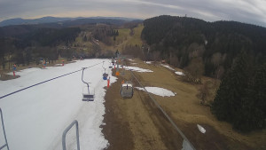 Snow park Paprsek - Lanovka - pohled dolů - 24.3.2023 v 10:00