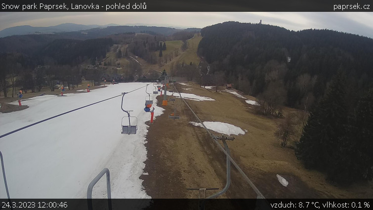 Snow park Paprsek - Lanovka - pohled dolů - 24.3.2023 v 12:00