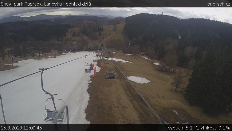Snow park Paprsek - Lanovka - pohled dolů - 25.3.2023 v 12:00