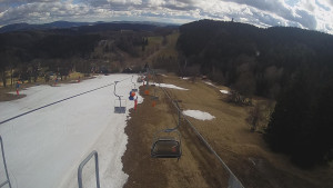 Snow park Paprsek - Lanovka - pohled dolů - 25.3.2023 v 15:25