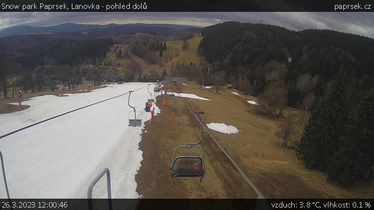 Snow park Paprsek - Lanovka - pohled dolů - 26.3.2023 v 12:00