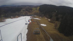 Snow park Paprsek - Lanovka - pohled dolů - 26.3.2023 v 17:35