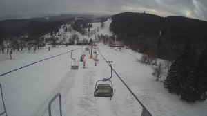 Snow park Paprsek - Lanovka - pohled dolů - 28.3.2023 v 07:00