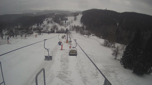 Snow park Paprsek - Lanovka - pohled dolů - 28.3.2023 v 09:00