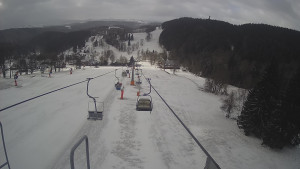Snow park Paprsek - Lanovka - pohled dolů - 28.3.2023 v 09:10