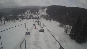 Snow park Paprsek - Lanovka - pohled dolů - 28.3.2023 v 10:05