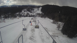 Snow park Paprsek - Lanovka - pohled dolů - 28.3.2023 v 11:50