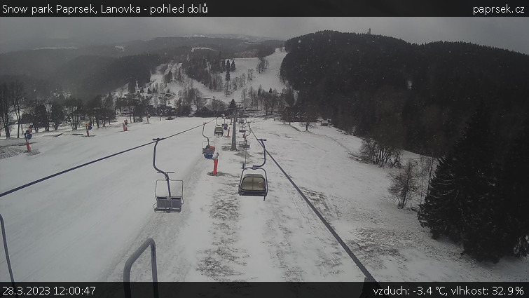 Snow park Paprsek - Lanovka - pohled dolů - 28.3.2023 v 12:00