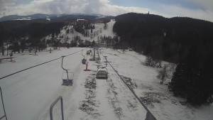 Snow park Paprsek - Lanovka - pohled dolů - 28.3.2023 v 13:05
