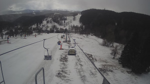 Snow park Paprsek - Lanovka - pohled dolů - 28.3.2023 v 13:10