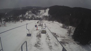 Snow park Paprsek - Lanovka - pohled dolů - 28.3.2023 v 14:00