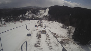Snow park Paprsek - Lanovka - pohled dolů - 28.3.2023 v 14:20