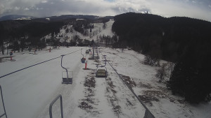 Snow park Paprsek - Lanovka - pohled dolů - 28.3.2023 v 14:25