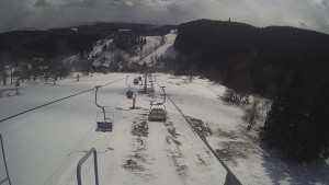 Snow park Paprsek - Lanovka - pohled dolů - 28.3.2023 v 15:20